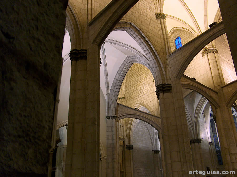 Naves de San Pedro con los arcos codales o del miedo