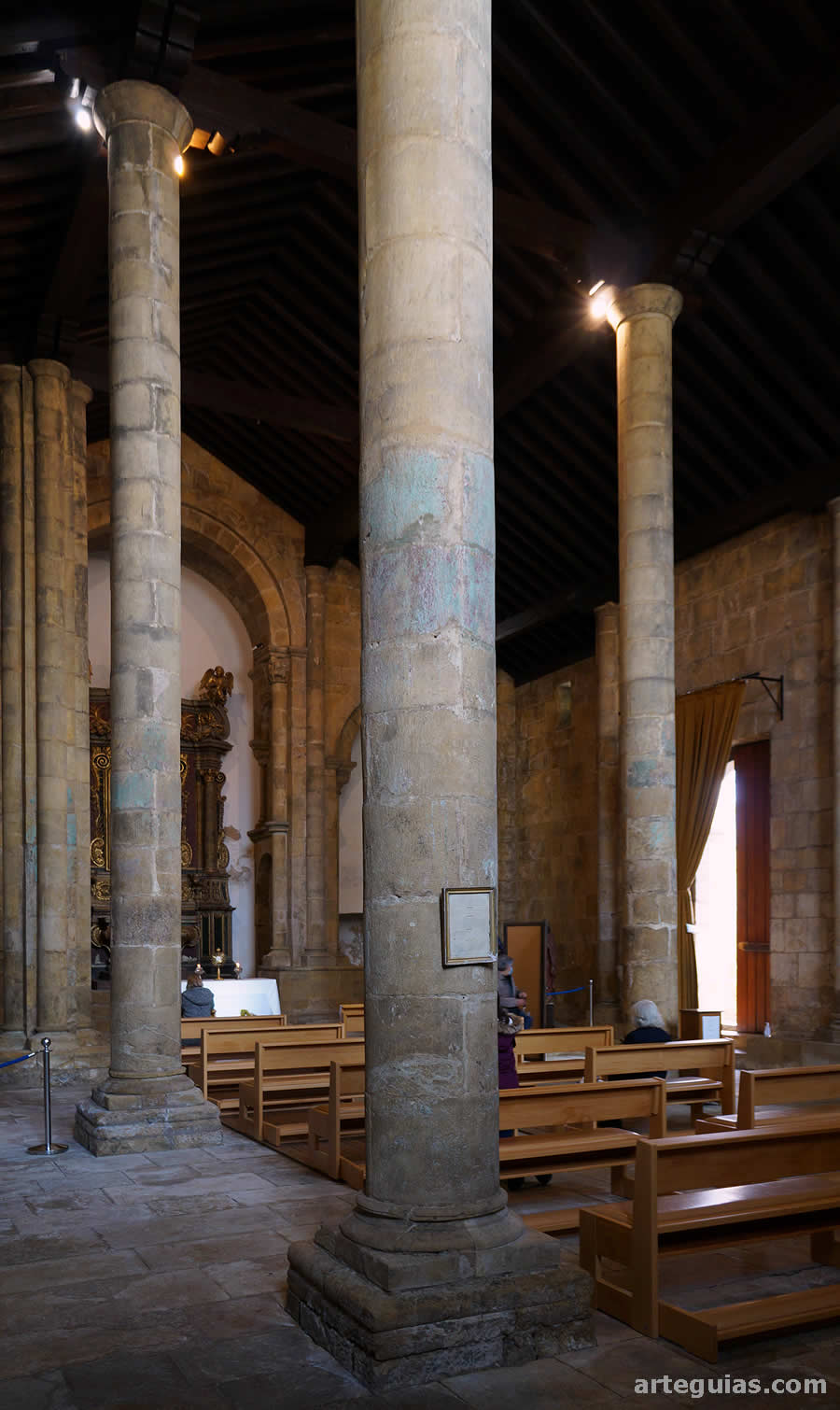 INterior de la iglesia de Santiago, Coímbra, Portugal