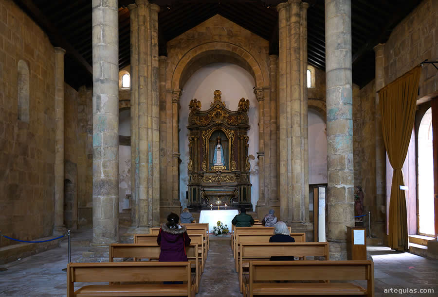 Interior con las tres naves