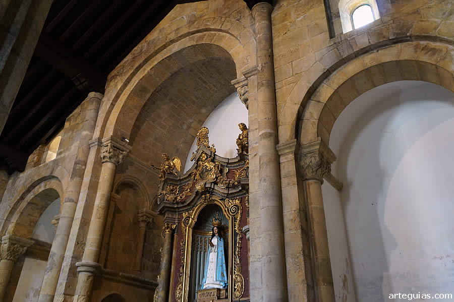 Interior de la iglesia de Santiago de Coímbra