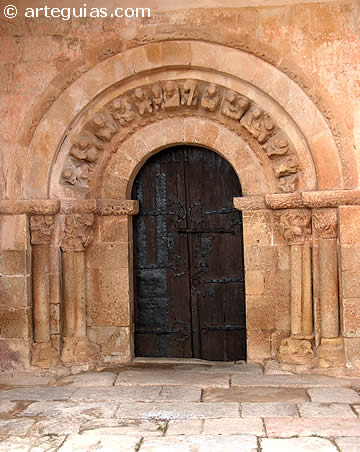 Puerta de la iglesia parroquial de Perazancas de Ojeda, Palencia