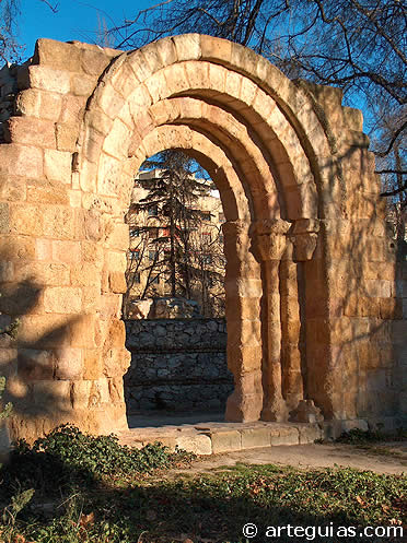 Puerta de la iglesia de San Isidoro de &Aacute;vila en el Retiro de Madrid