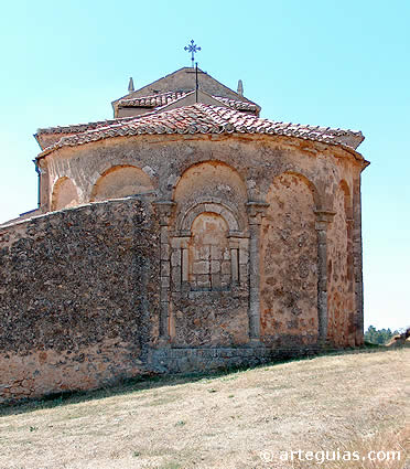 &Aacute;bside de la iglesia de Valdenebro con sus caracter&iacute;sticos arcos y columnas