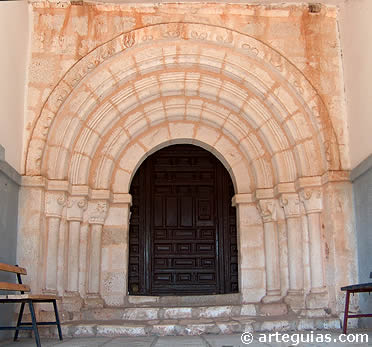 La portada, ayunque encajonada por paredes y techo es un ejemplar elegante