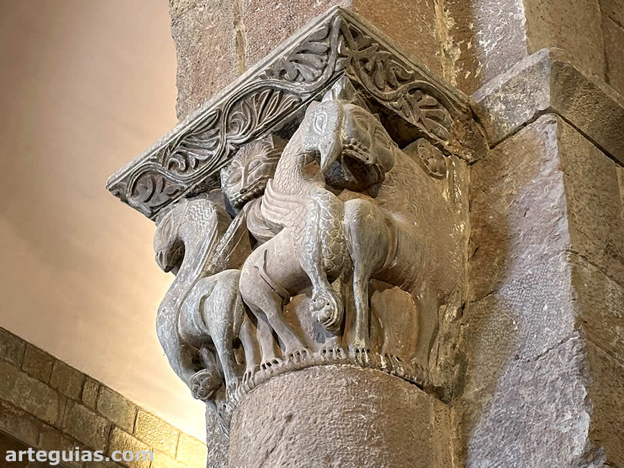 Capitel interior