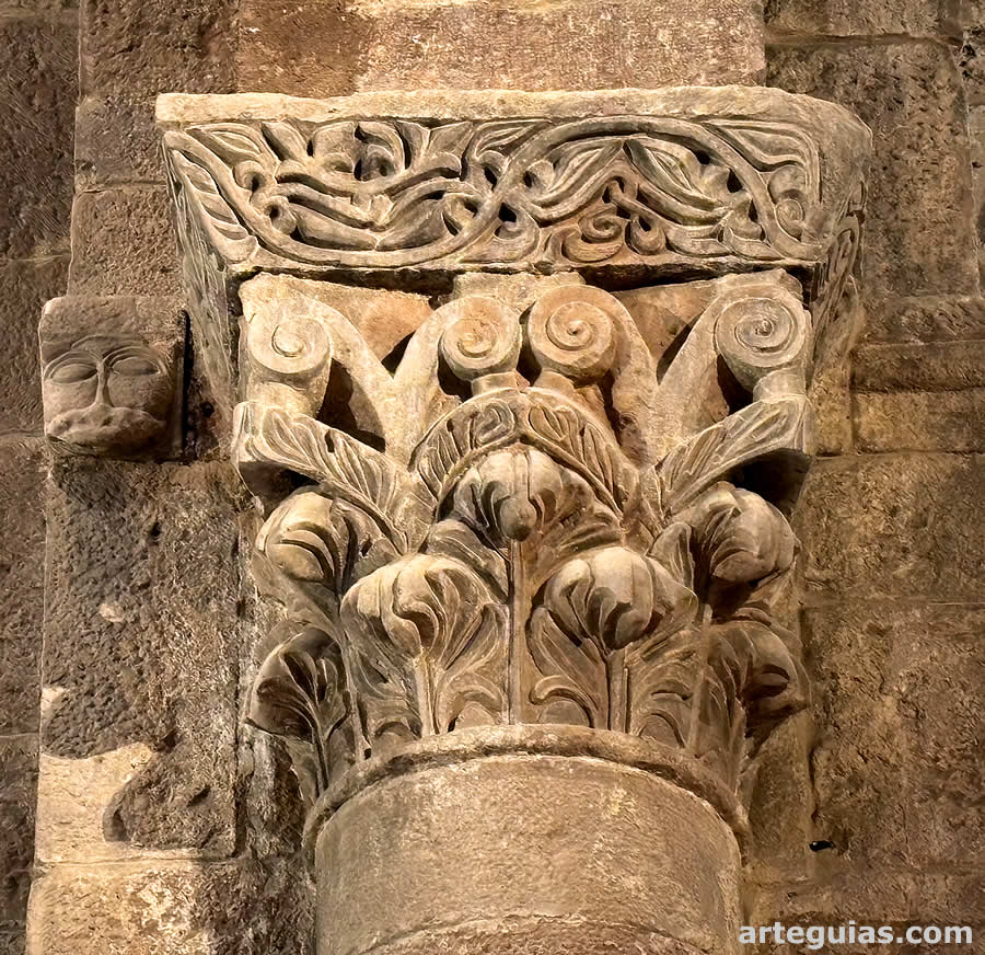 Capitel interior