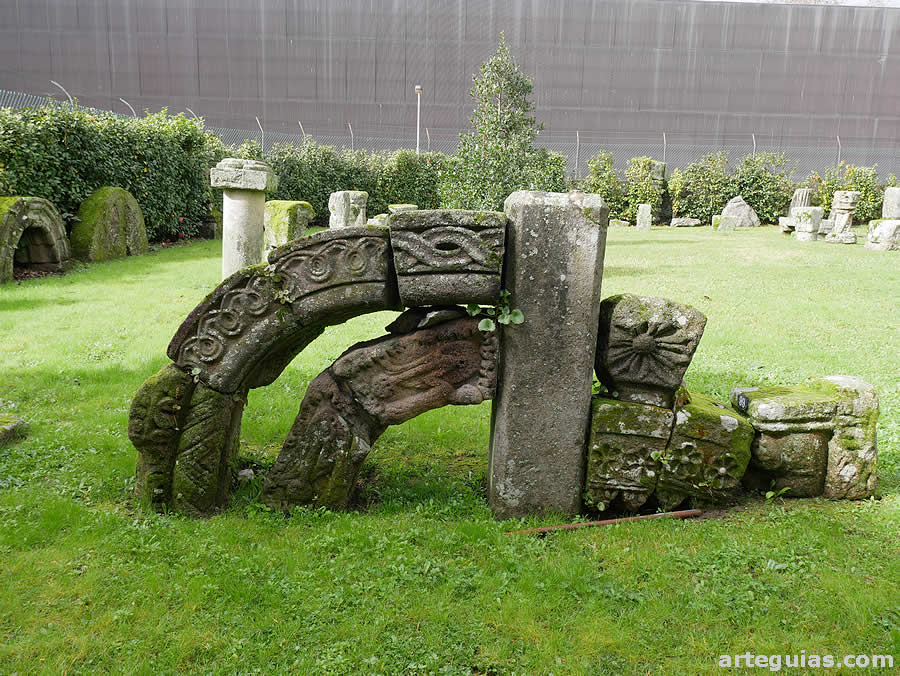 Arcos y piezas arquitectónicas en el clasutro de Santo Domingo de Guimarães