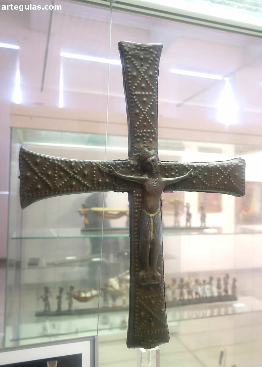 Cruz procesional románica de bronce y esmaltes