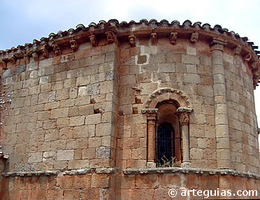 La cabecera presenta un lrgu&iacute;simo presbiterio