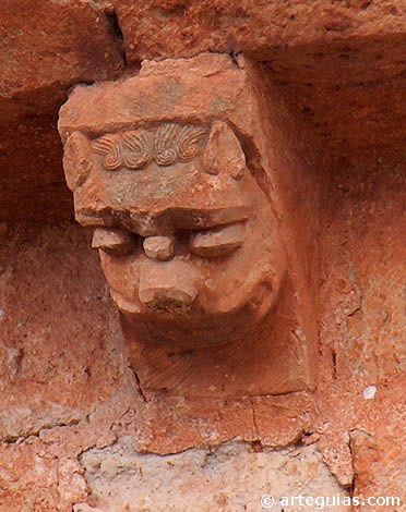 Canecillo con una cabeza de un animal, probablemente un le&oacute;n