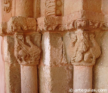 Capiteles de la puerta