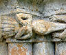 Detalle escult&oacute;rico en la puerta de Santa Eulalia de Abamia