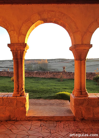 Desde la galer&iacute;a porticada de la iglesia de Berzosa se contemplan magn&iacute;ficos paisajes sorianos
