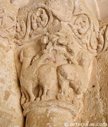 Esfinges aladas en uno de los capiteles de la puerta