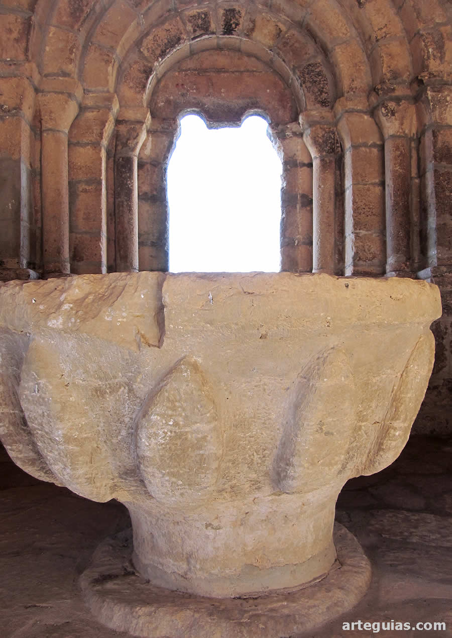 Pila bautismal y parte del p&oacute;rtico de la iglesia de Ab&aacute;nades