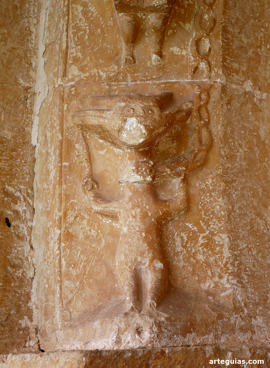 Detalle de la portada del templo de San Mart&iacute;n del Rojo