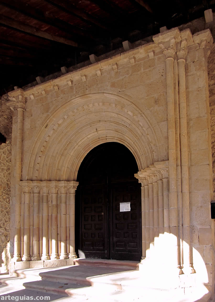 Elehante portada neorrománica del siglo XX