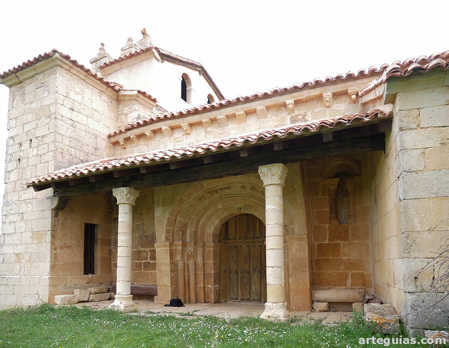El p&oacute;rtico que cobija la puerta es tambi&eacute;n rom&aacute;nico de otra iglesia