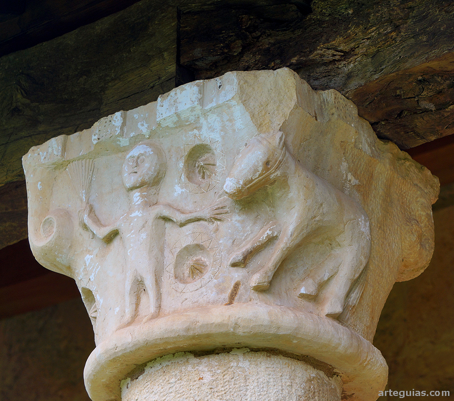 Capitel del p&oacute;rtico