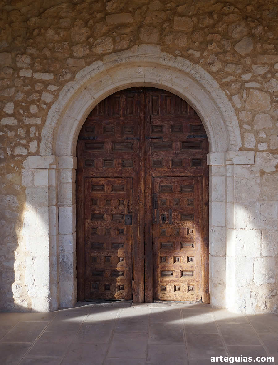Lo que queda de la puerta rom&aacute;nica de ingreso a la iglesia de Barca