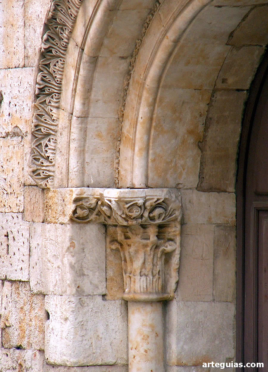 Capitel vegetal de la puerta