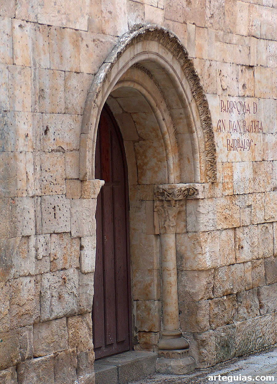 Puerta de ingreso en el muro septentrional