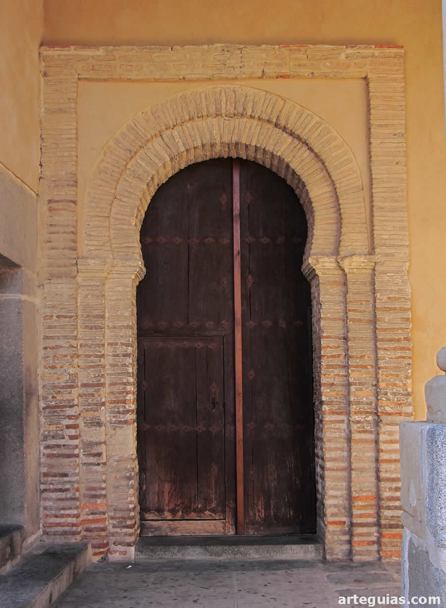 Puerta mudéjar en los pies del templo