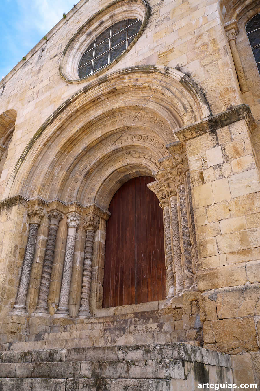 La fachada occidental y su portada