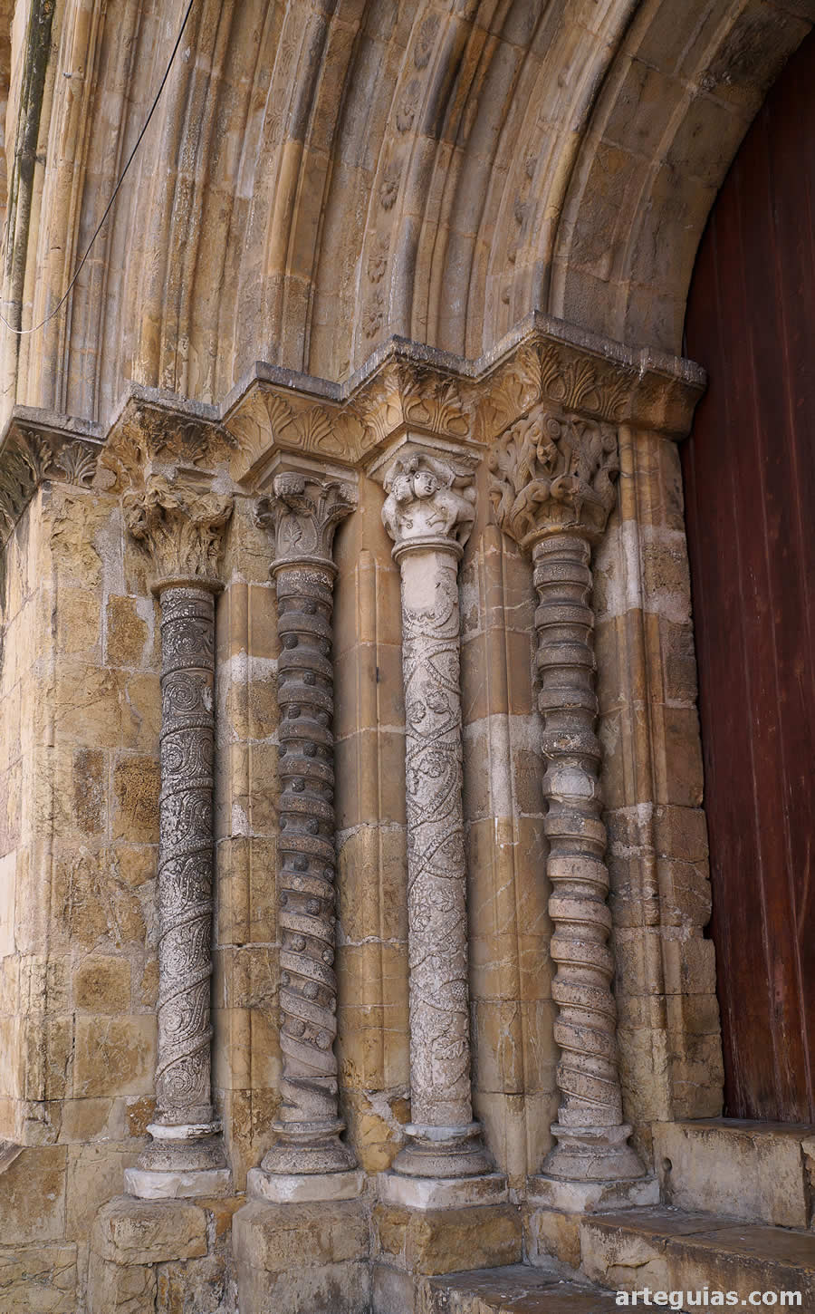 Columnas y arquivoltas de la puerta oeste. Santiago de Coímbra