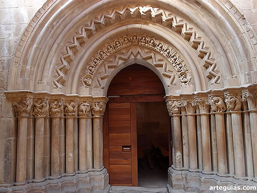 Iglesia de los santos Cornelipo y San Cipriano de Revilla de Santull&aacute;n: portada