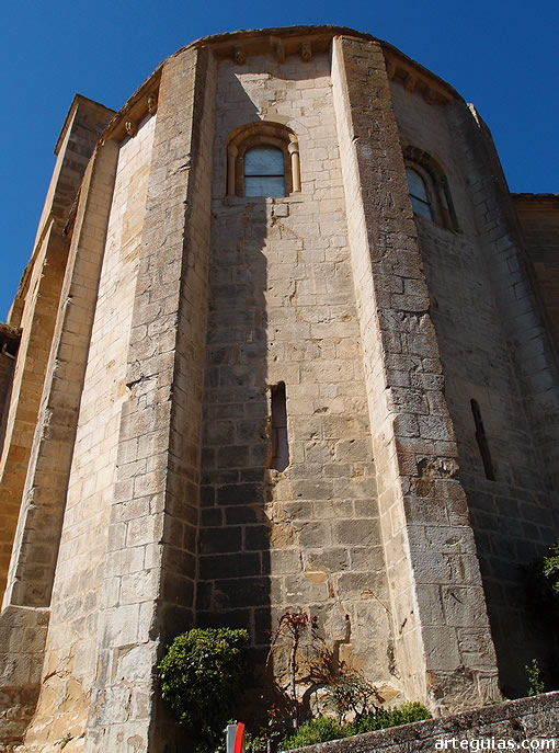 Monumental y sobria estampa de la cabecera de la iglesia de San Martín de Unx