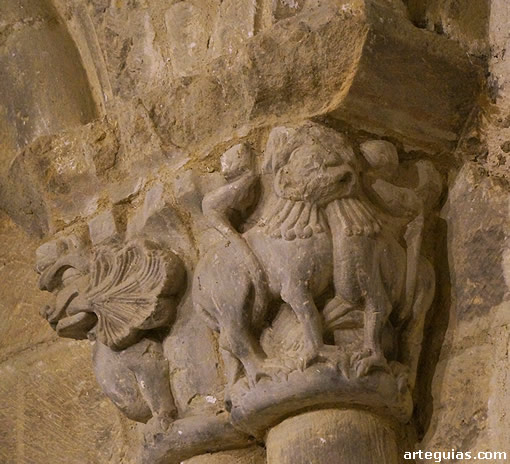 Capiteles de la arquería que muestran leones con cabeza común