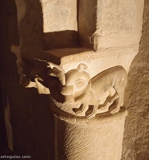 Capitel de otras de las columnas de la iglesia de San Martín de Tours