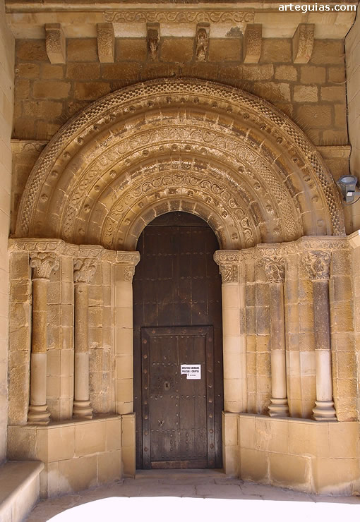 Portada de la iglesia parroquial de San Martín de Unx