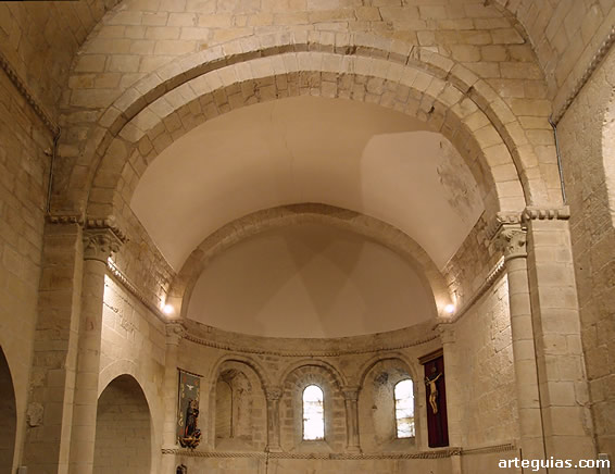 Interior de la iglesia de San Martín de Tours en San Martín de Unx