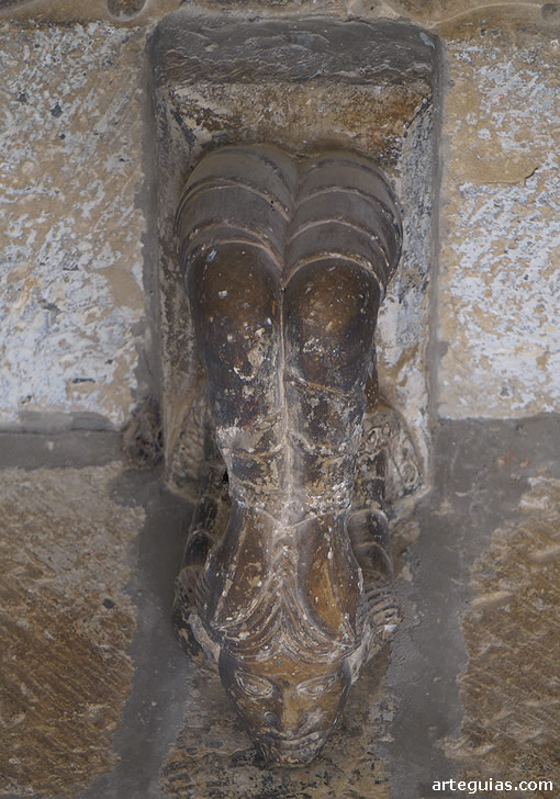 Canecillo de la puerta románica oeste