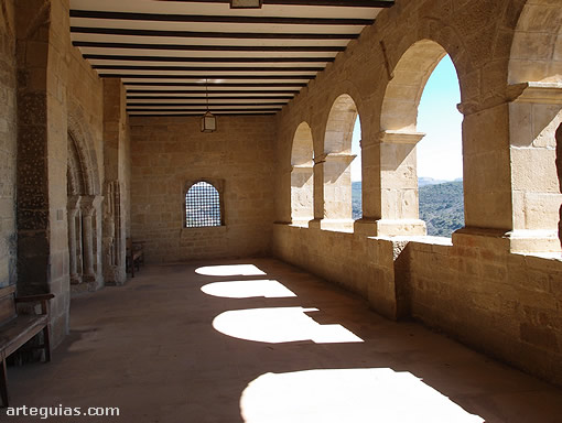 Pórtico de la iglesia que cubre el costado meridional de la iglesia de San Martín de Unx