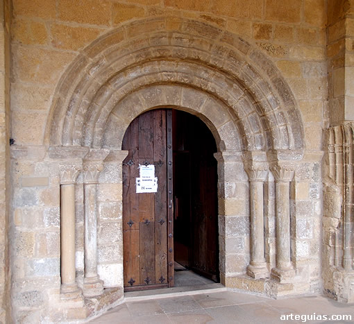 Puerta sur procedente de la iglesia de Sengáriz