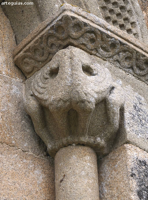 Iglesia de Santa María de Herbón, Padrón: capitel de grifos de un ventana