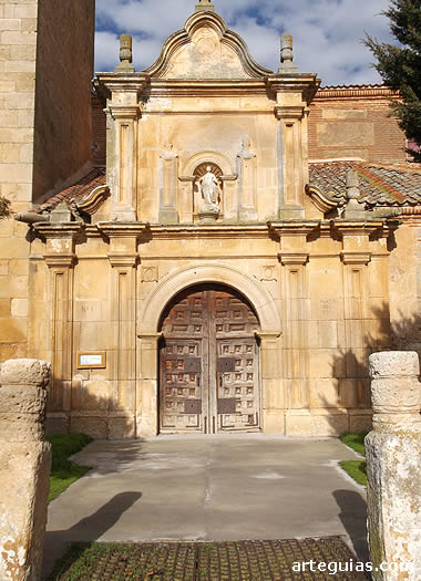 Portada clasicista de la iglesia de Sequera