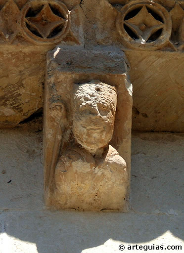 Canecillo de un personaje con b&aacute;culo 