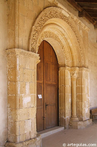 Hermosa puerta rom&aacute;nica