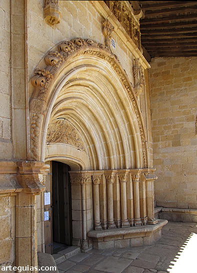 Traspe&ntilde;a de la Pe&ntilde;a: puerta de ingreso a su iglesia