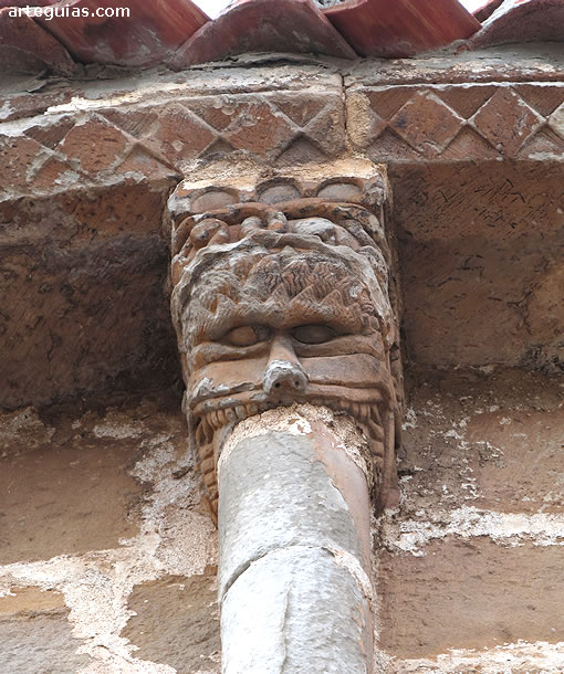 Iglesia de San Juan Bautista de Villavega de Aguilar: capitel del &aacute;bside