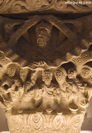 Capitel rom&aacute;nico del Museo de Navarra con una escena de la vida de Job