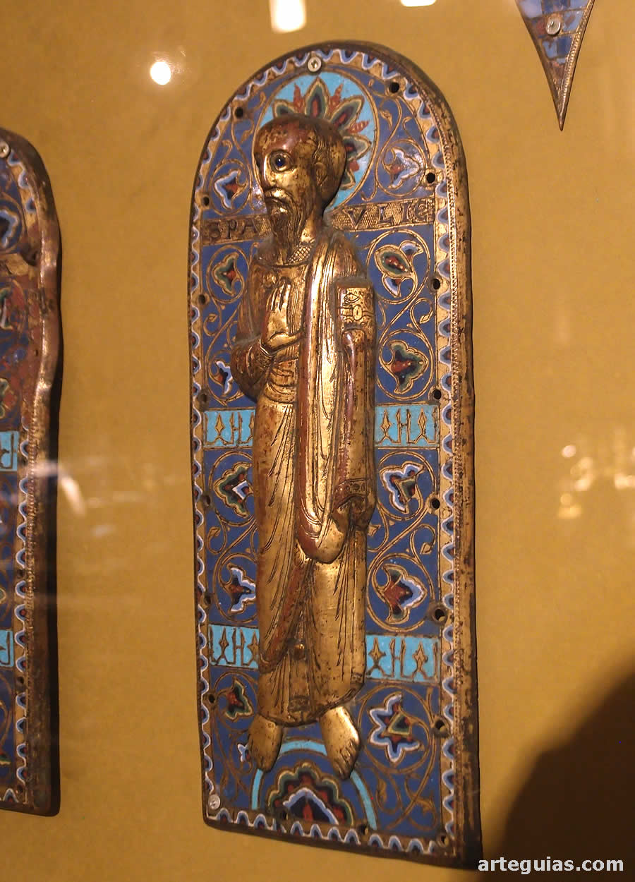 Museo Catedralicio de Ourense: placa de bronce y esmaltes de un frontal