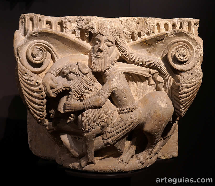 MAN: capitel agularense rom&aacute;nico con Sans&oacute;n desquijarando el le&oacute;n de Timn&aacute;