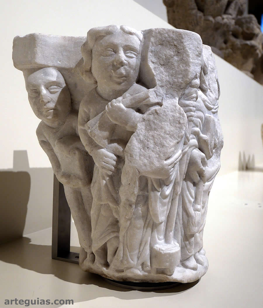 Capitel románico expuesto en la sala dedicada a la escultura románica