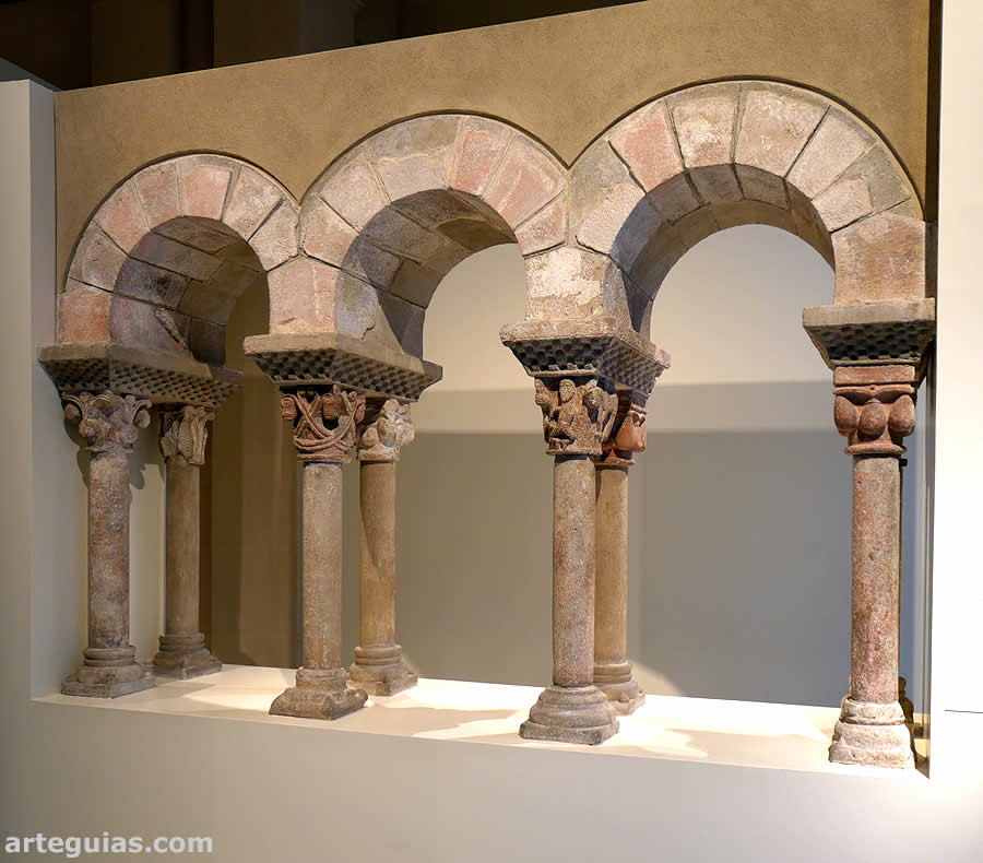 Parte del claustro románico del monasterio de Sant Pere de les Puel·les, Barcelona