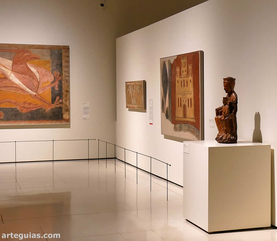 Sala dedicada a las pinturas del monasterio románico de San Pedro de Arlanza (Burgos)